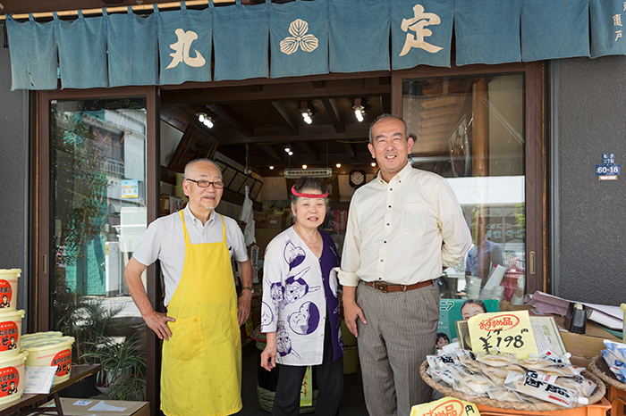 昭和レトロな外観が目を引く丸定の店頭にて